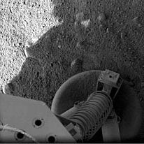 Jeden z prvních snímků po přistání, noha přistávacího modulu dosedla v pořádku na povrch Marsu.